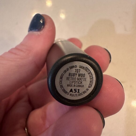 M.A.C. 'Ruby Woo' Retro Matte Lipstick-New No Box - Picture 3 of 4